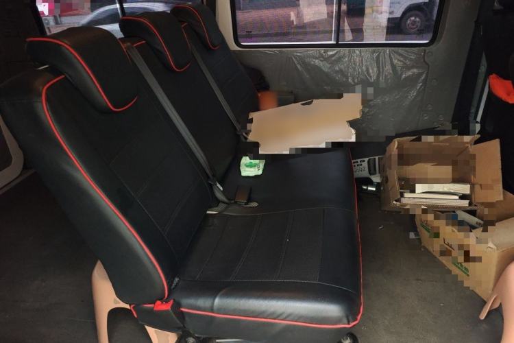 Used Iveco Daily 2021 2.5T A35 M1 Passenger Van 5-9 Seater Short Wheelbase Mid-Roof Design Dual Tires Side Sliding Door Left Rear Seat
