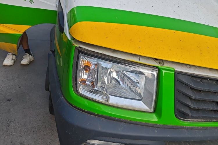 Used Iveco Daily 2021 2.5T A35 M1 Passenger Van 5-9 Seater Short Wheelbase Mid-Roof Design Dual Tires Manual Doors Right Front Headlight