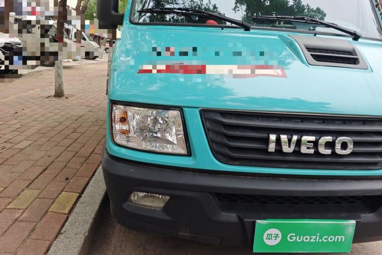 Used Iveco Daily 2021 2.5T A35 M1 Passenger Van 5-9 Seater Short Wheelbase Mid-Roof Design Dual Tires Side Sliding Door Right Front Headlight