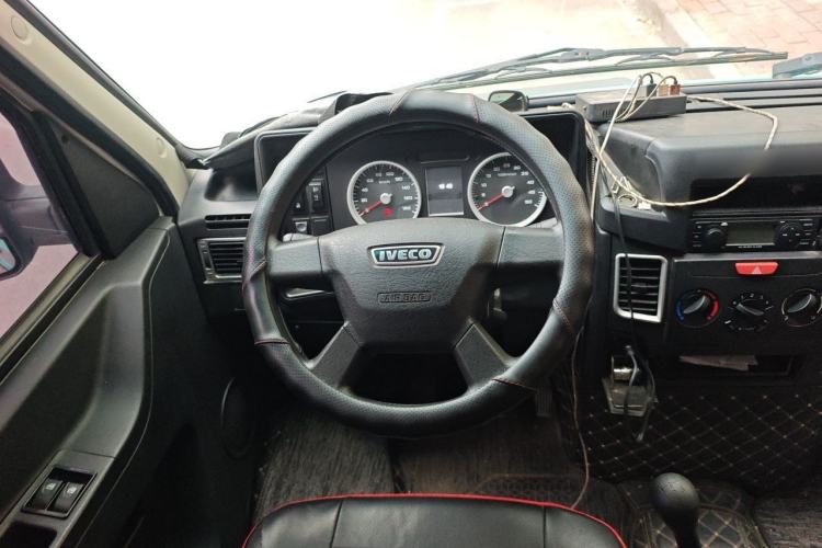 Used Iveco Daily 2021 2.5T A35 M1 Passenger Van 5-9 Seater Short Wheelbase Mid-Roof Design Dual Tires Side Sliding Door Steering Wheel