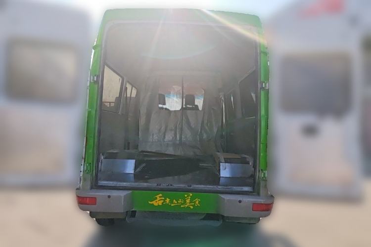 Used Iveco Daily 2021 2.5T A35 M1 Passenger Van 5-9 Seater Short Wheelbase Mid-Roof Design Dual Tires Manual Doors Trunk