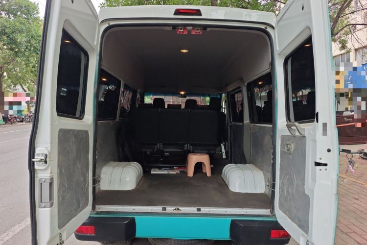 Used Iveco Daily 2021 2.5T A35 M1 Passenger Van 5-9 Seater Short Wheelbase Mid-Roof Design Dual Tires Side Sliding Door Trunk