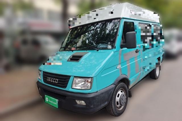 Used Iveco Daily 2021 2.5T A35 M1 Passenger Van 5-9 Seater Short Wheelbase Mid-Roof Design Dual Tires Side Sliding Door