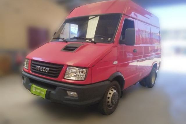 Ojetý Iveco Daily 2021 2.8T V35 VAN厢式 Delivery Van 3-Seater Short Wheelbase Mid-Roof Design with Dual Tires and Side Sliding Doors