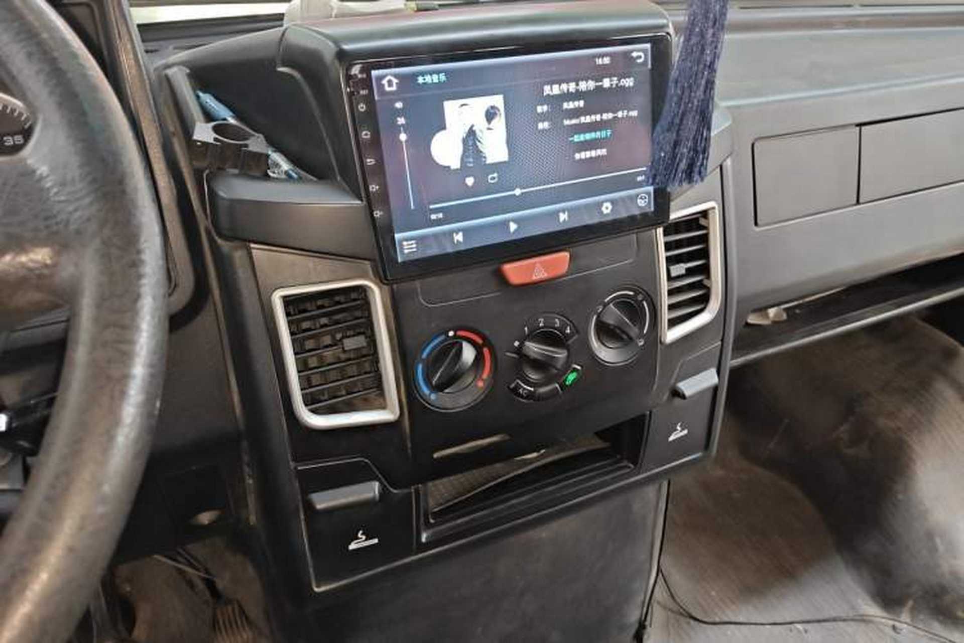 Used Iveco Daily 2021 2.5T V35 2-3 Seater Short Wheelbase Low-Roof Dual-Tire Manual Door Audio And AC Panel