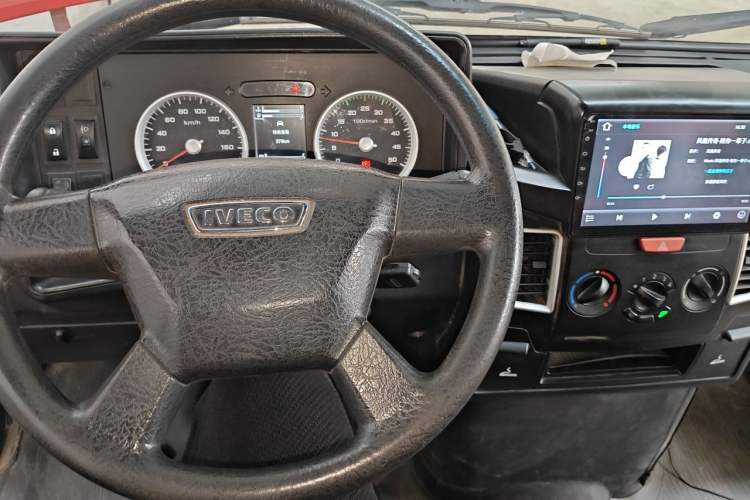 Used Iveco Daily 2021 2.5T V35 2-3 Seater Short Wheelbase Low-Roof Dual-Tire Manual Door Center Console