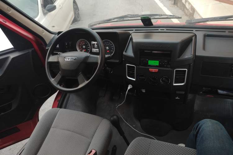 Used Iveco Daily 2021 2.8T V35 VAN厢式 van 3-seater short wheelbase mid-roof design single-tire side-hinged door Center Console