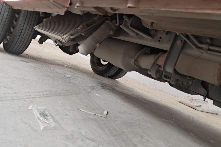 Used Iveco Daily 2021 2.5T V35 2-3 Seater Short Wheelbase Low-Roof Dual-Tire Manual Door Chassis Front Right