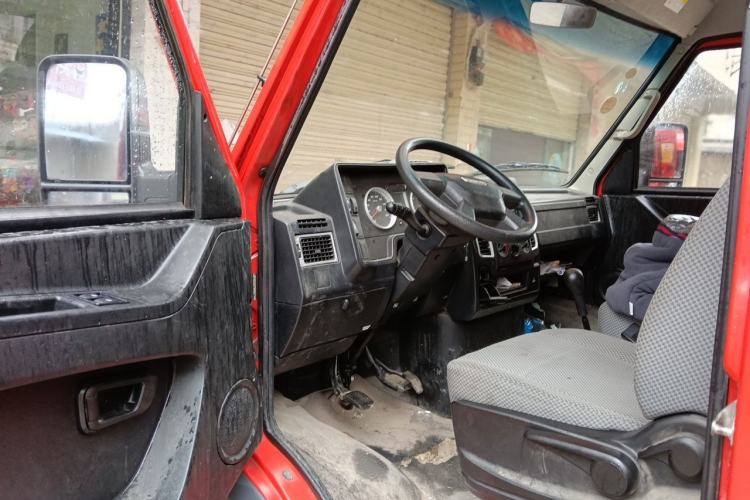 Used Iveco Daily 2021 2.5T A35 M1 Passenger Van 5-9 Seater Short Wheelbase Mid-Roof Design Dual Tires Manual Doors Driver Seat