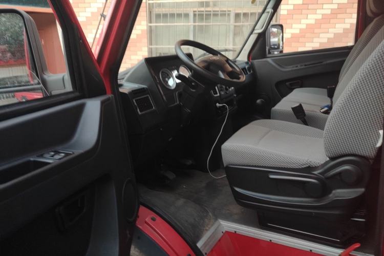 Used Iveco Daily 2021 2.8T V35 VAN厢式 van 3-seater short wheelbase mid-roof design single-tire side-hinged door Driver Seat