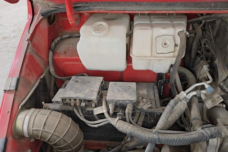 Used Iveco Daily 2021 2.5T V35 2-3 Seater Short Wheelbase Low-Roof Dual-Tire Manual Door Engine Bay Right