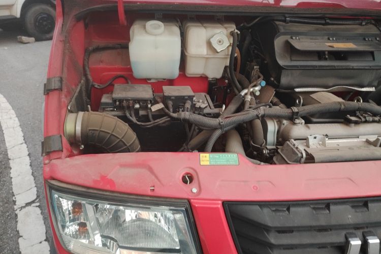 Used Iveco Daily 2021 2.8T V35 VAN厢式 van 3-seater short wheelbase mid-roof design single-tire side-hinged door Engine Bay Right
