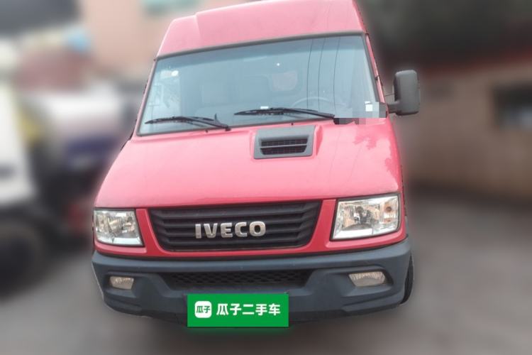 Used Iveco Daily 2021 2.8T V35 VAN厢式 van 3-seater short wheelbase mid-roof design single-tire side-hinged door Front