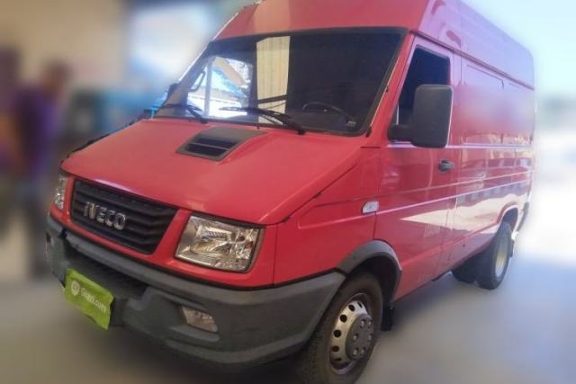 Ojetý Iveco Daily 2021 2.8T V35 VAN厢式 Delivery Van 3-Seater Short Wheelbase Mid-Roof Design with Dual Tires and Side Sliding Doors