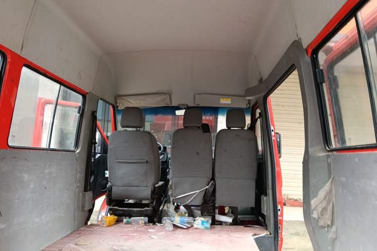 Used Iveco Daily 2021 2.5T A35 M1 Passenger Van 5-9 Seater Short Wheelbase Mid-Roof Design Dual Tires Manual Doors Headliner