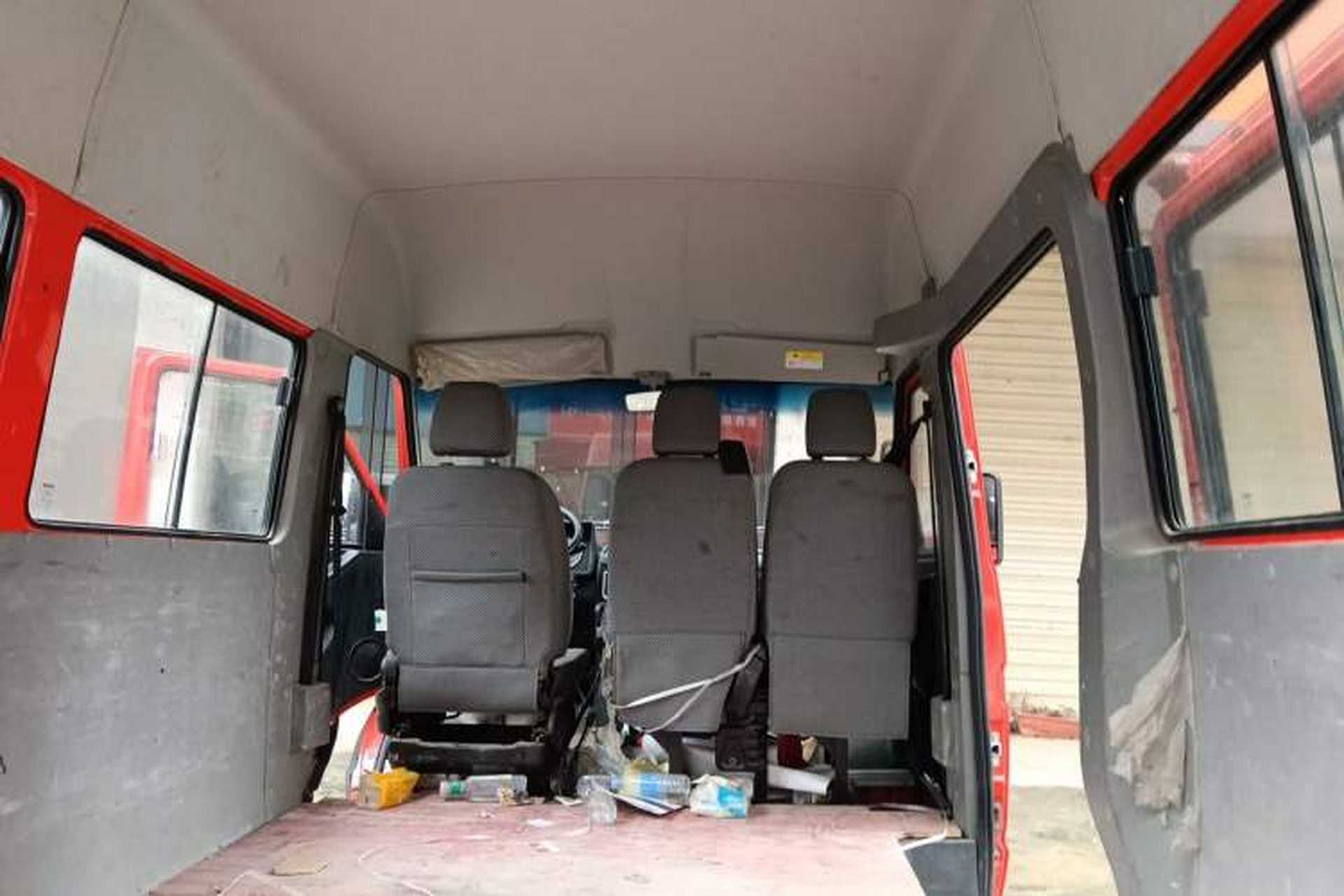 Used Iveco Daily 2021 2.5T A35 M1 Passenger Van 5-9 Seater Short Wheelbase Mid-Roof Design Dual Tires Manual Doors Headliner