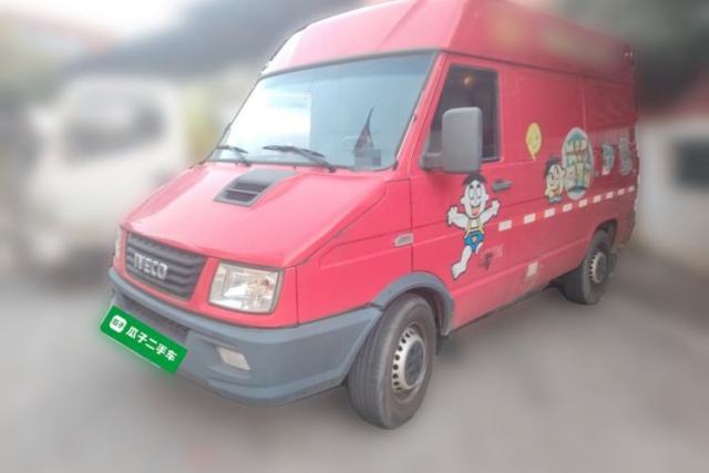 Used Iveco Daily 2021 2.8T V35 VAN厢式 van 3-seater short wheelbase mid-roof design single-tire side-hinged door