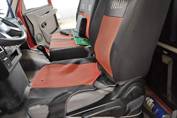 Used Iveco Daily 2021 2.5T V35 2-3 Seater Short Wheelbase Low-Roof Dual-Tire Manual Door Left Rear Seat