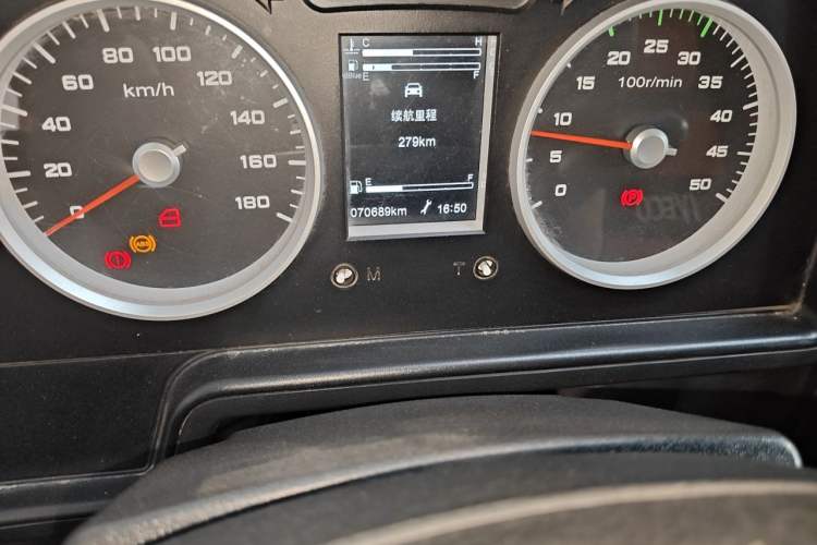 Used Iveco Daily 2021 2.5T V35 2-3 Seater Short Wheelbase Low-Roof Dual-Tire Manual Door Odometer Close Up