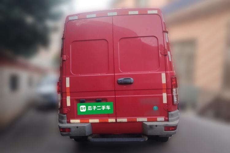 Used Iveco Daily 2021 2.8T V35 VAN厢式 van 3-seater short wheelbase mid-roof design single-tire side-hinged door Rear