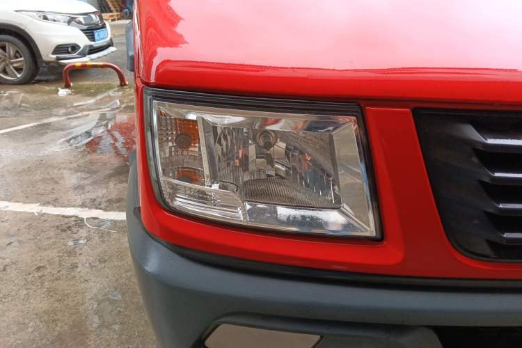 Used Iveco Daily 2021 2.5T A35 M1 Passenger Van 5-9 Seater Short Wheelbase Mid-Roof Design Dual Tires Manual Doors Right Front Headlight