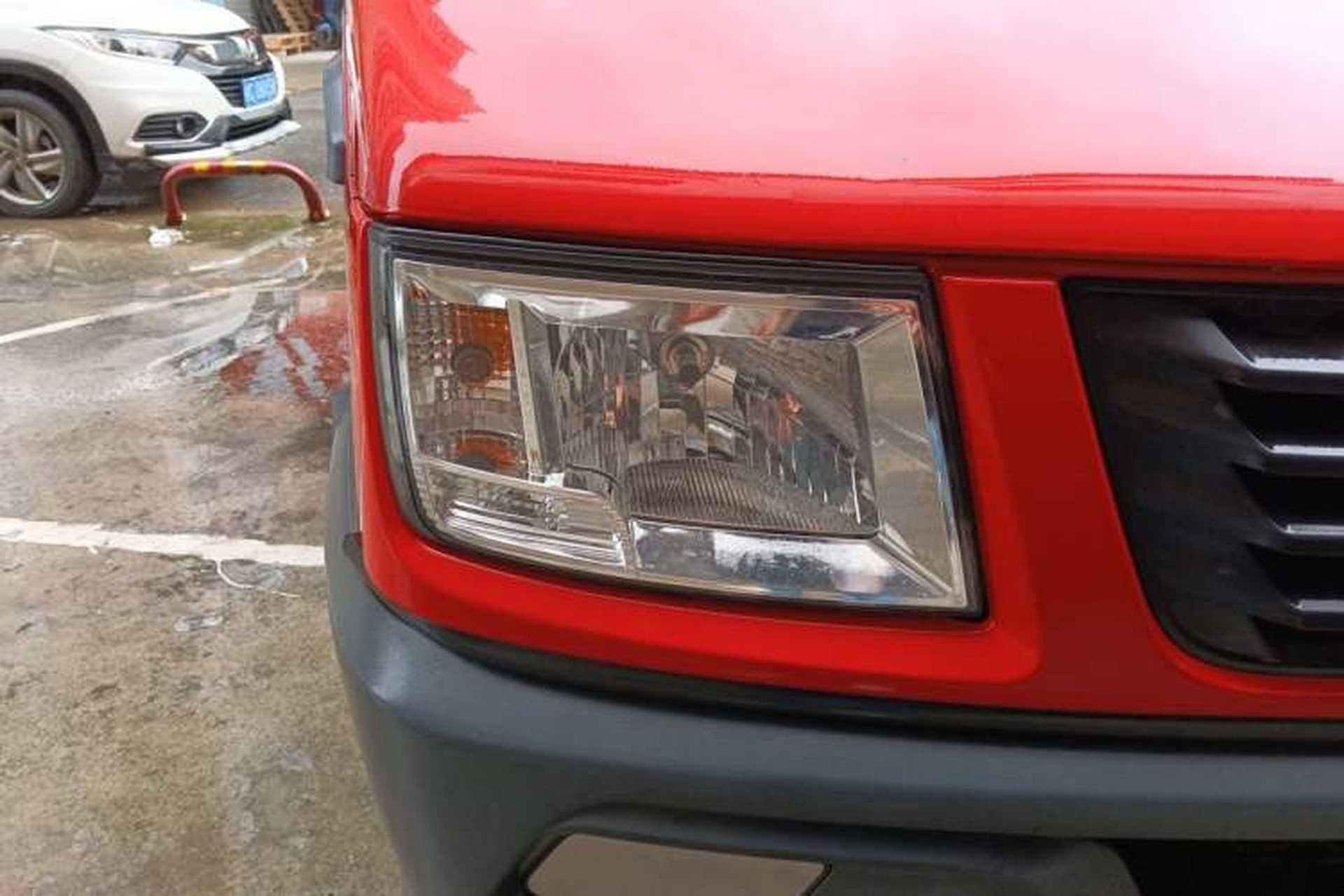 Used Iveco Daily 2021 2.5T A35 M1 Passenger Van 5-9 Seater Short Wheelbase Mid-Roof Design Dual Tires Manual Doors Right Front Headlight
