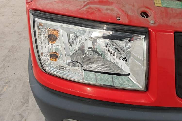 Used Iveco Daily 2021 2.5T V35 2-3 Seater Short Wheelbase Low-Roof Dual-Tire Manual Door Right Front Headlight