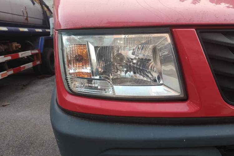 Used Iveco Daily 2021 2.8T V35 VAN厢式 van 3-seater short wheelbase mid-roof design single-tire side-hinged door Right Front Headlight