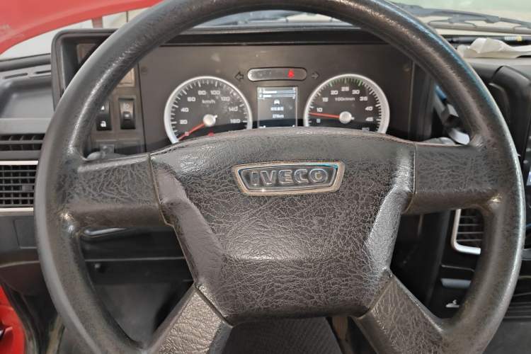 Used Iveco Daily 2021 2.5T V35 2-3 Seater Short Wheelbase Low-Roof Dual-Tire Manual Door Steering Wheel