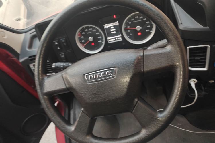 Used Iveco Daily 2021 2.8T V35 VAN厢式 van 3-seater short wheelbase mid-roof design single-tire side-hinged door Steering Wheel