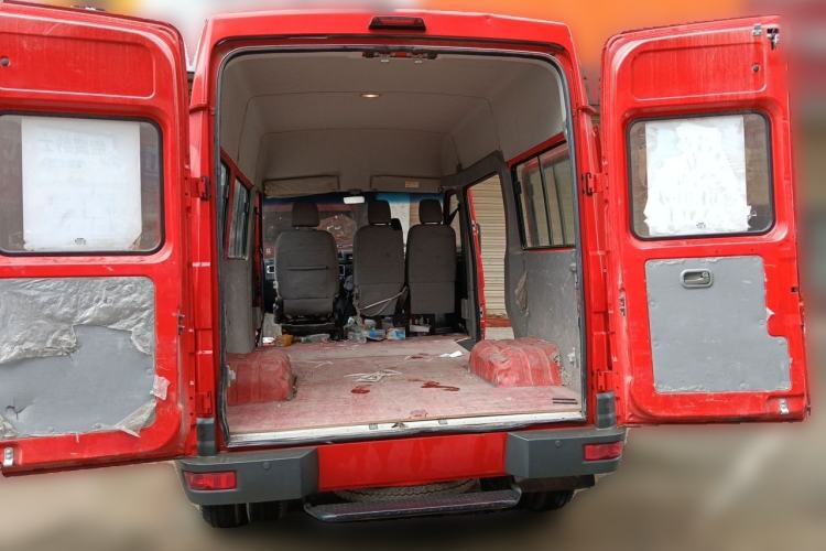 Used Iveco Daily 2021 2.5T A35 M1 Passenger Van 5-9 Seater Short Wheelbase Mid-Roof Design Dual Tires Manual Doors Trunk
