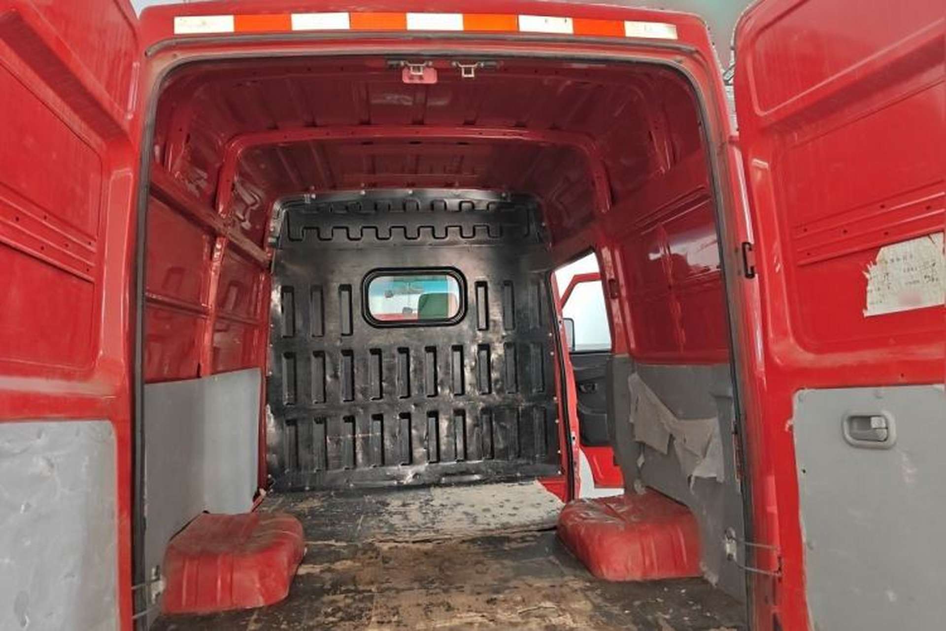 Used Iveco Daily 2021 2.5T V35 2-3 Seater Short Wheelbase Low-Roof Dual-Tire Manual Door Trunk