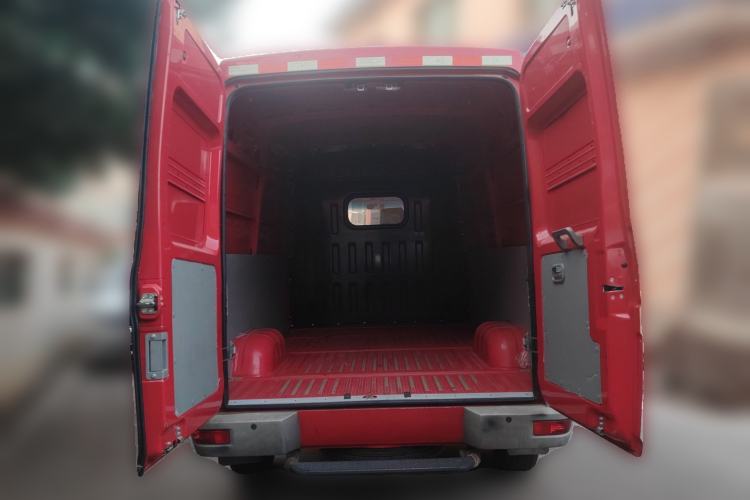 Used Iveco Daily 2021 2.8T V35 VAN厢式 van 3-seater short wheelbase mid-roof design single-tire side-hinged door Trunk