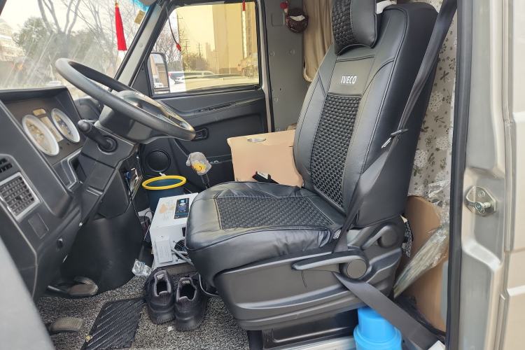 Used Iveco Daily 2021 2.5T A35 M1 Passenger Van 5-9 Seats Short Wheelbase Low Roof Single Tire Manual Doors Left Front Seat