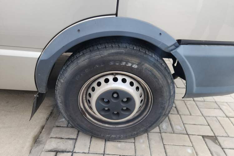 Used Iveco Daily 2021 2.5T A35 M1 Passenger Van 5-9 Seats Short Wheelbase Low Roof Single Tire Manual Doors Right Front Wheel Hub