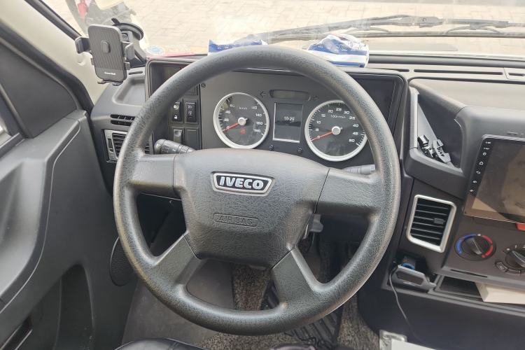Used Iveco Daily 2021 2.5T A35 M1 Passenger Van 5-9 Seats Short Wheelbase Low Roof Single Tire Manual Doors Steering Wheel