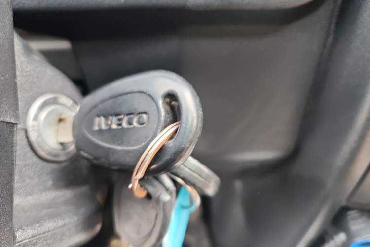 Used Iveco Daily 2021 2.5T A35 M1 Passenger Van 5-9 Seats Short Wheelbase Low Roof Single Tire Manual Doors Vehicle Key