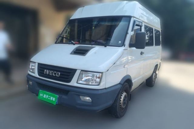 Used Iveco Daily 2021 2.5T A35 M1 Passenger Van 5-9 Seater Short Wheelbase Mid-Roof Design Single Tire Side-Sliding Door