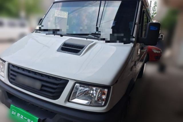 Used Iveco Daily 2021 2.5T A35 M1 Passenger Van 5-9 Seater Short Wheelbase Mid-Roof Design Dual Tires Side Sliding Door