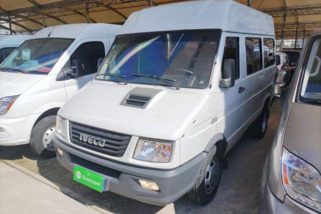 Used Iveco Daily 2021 2.5T A35 M1 Passenger Van 5-9 Seater Short Wheelbase Mid-Roof Design Dual Tires Side Sliding Door