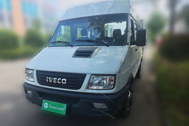 Used Iveco Daily 2021 2.5T A35 M1 Passenger Van 5-9 Seater Short Wheelbase Mid-Roof Design Dual Tires Side Sliding Door