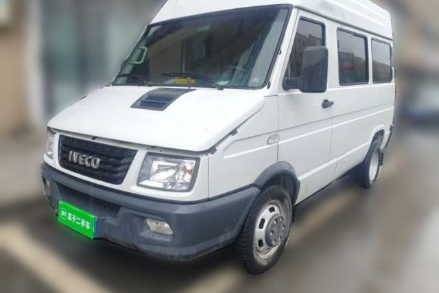 Used Iveco Daily 2021 2.5T A35 M1 Passenger Van 5-9 Seater Short Wheelbase Mid-Roof Design Dual Tires Side Sliding Door