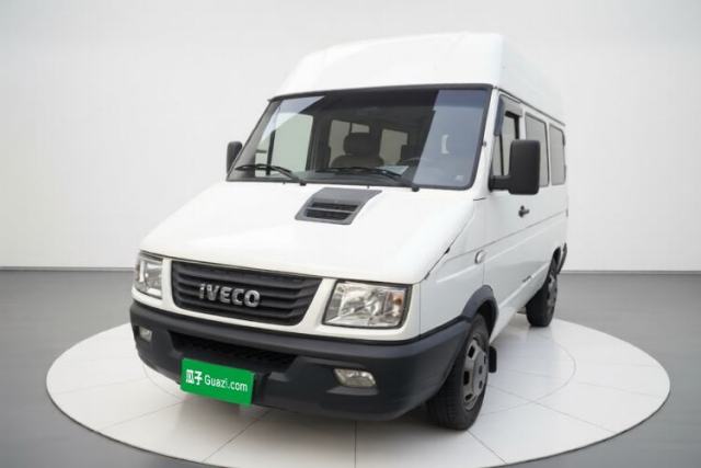Ojetý Iveco Daily 2021 2.5T A35 M1 Passenger Van 5-9 Seater Short Wheelbase Mid-Roof Design Dual Tires Manual Doors