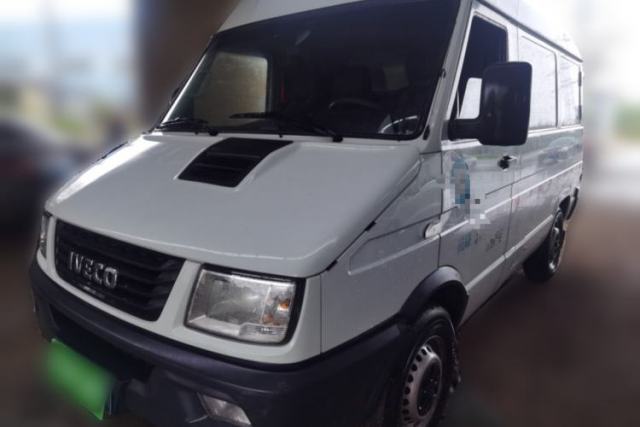 Used Iveco Daily 2021 2.8T V35 VAN厢式 van 3-seater short wheelbase mid-roof design single-tire side-hinged door