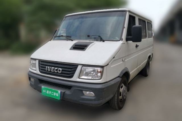 Used Iveco Daily 2021 2.5T A35 M1 Passenger Van 5-9 Seater Short Wheelbase Low Roof Dual Tires Manual Doors