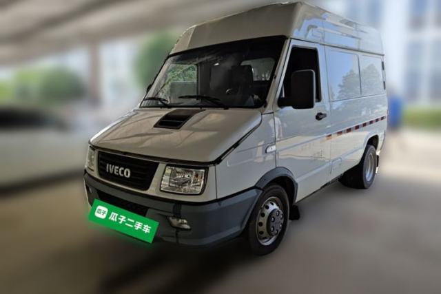 Used Iveco Daily 2021 2.8T V35 VAN厢式 van 3-seater short wheelbase mid-roof design with dual tires and manual doors