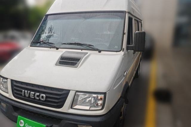 Used Iveco Daily 2021 2.5T A35 M1 Passenger Van 5-9 Seater Short Wheelbase Mid-Roof Design Dual Tires Manual Doors