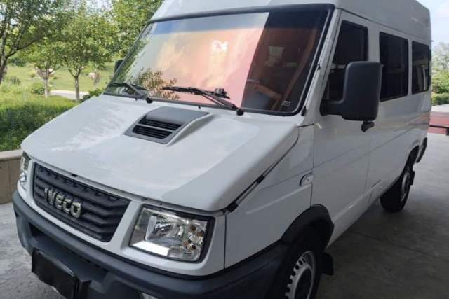 Used Iveco Daily 2021 2.5T A35 M1 Passenger Van 5-9 Seater Short Wheelbase Mid-Roof Design Single Tire Manual Doors