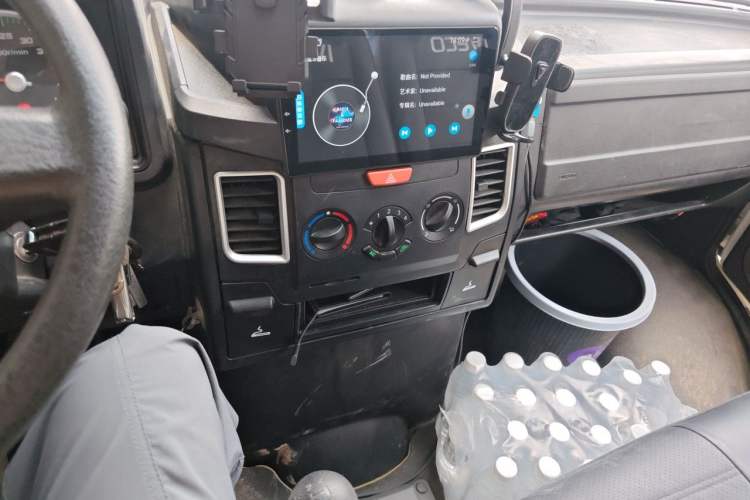 Used Iveco Daily 2021 2.5T A35 M1 Passenger Van 5-9 Seater Short Wheelbase Mid-Roof Design Dual Tires Side Sliding Door Audio And AC Panel