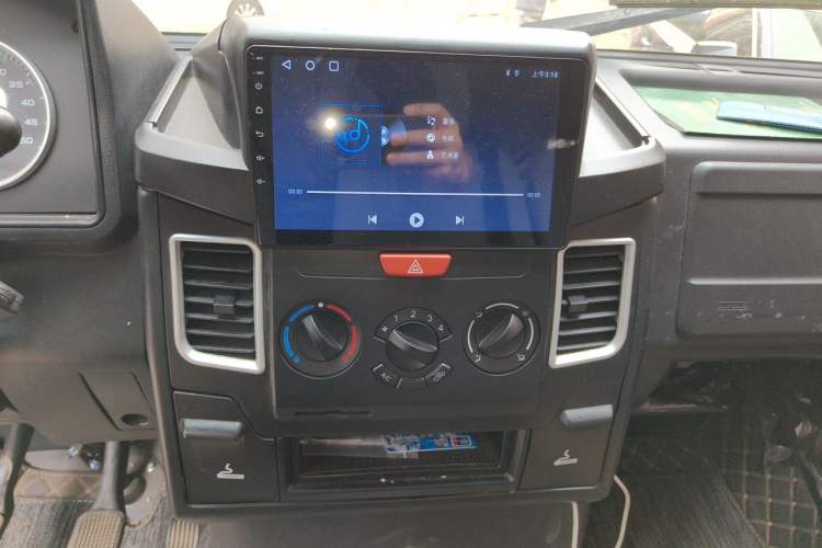 Used Iveco Daily 2021 2.5T A35 M1 Passenger Van 5-9 Seater Short Wheelbase Mid-Roof Design Dual Tires Side Sliding Door Audio And AC Panel